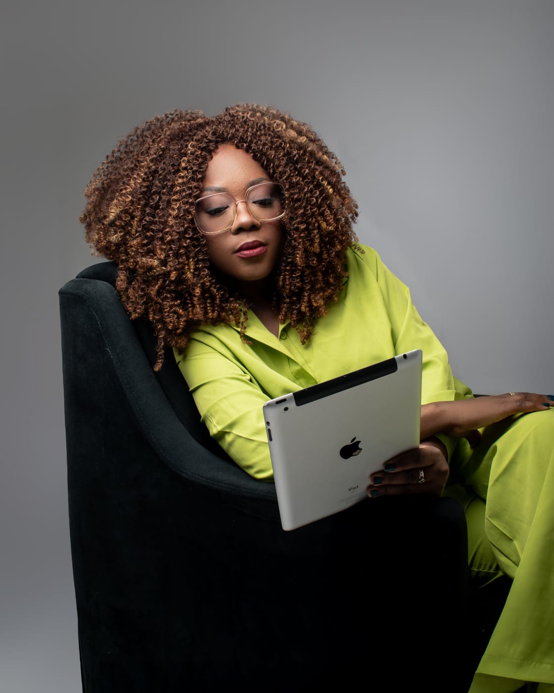 Gizela lendo em iPad